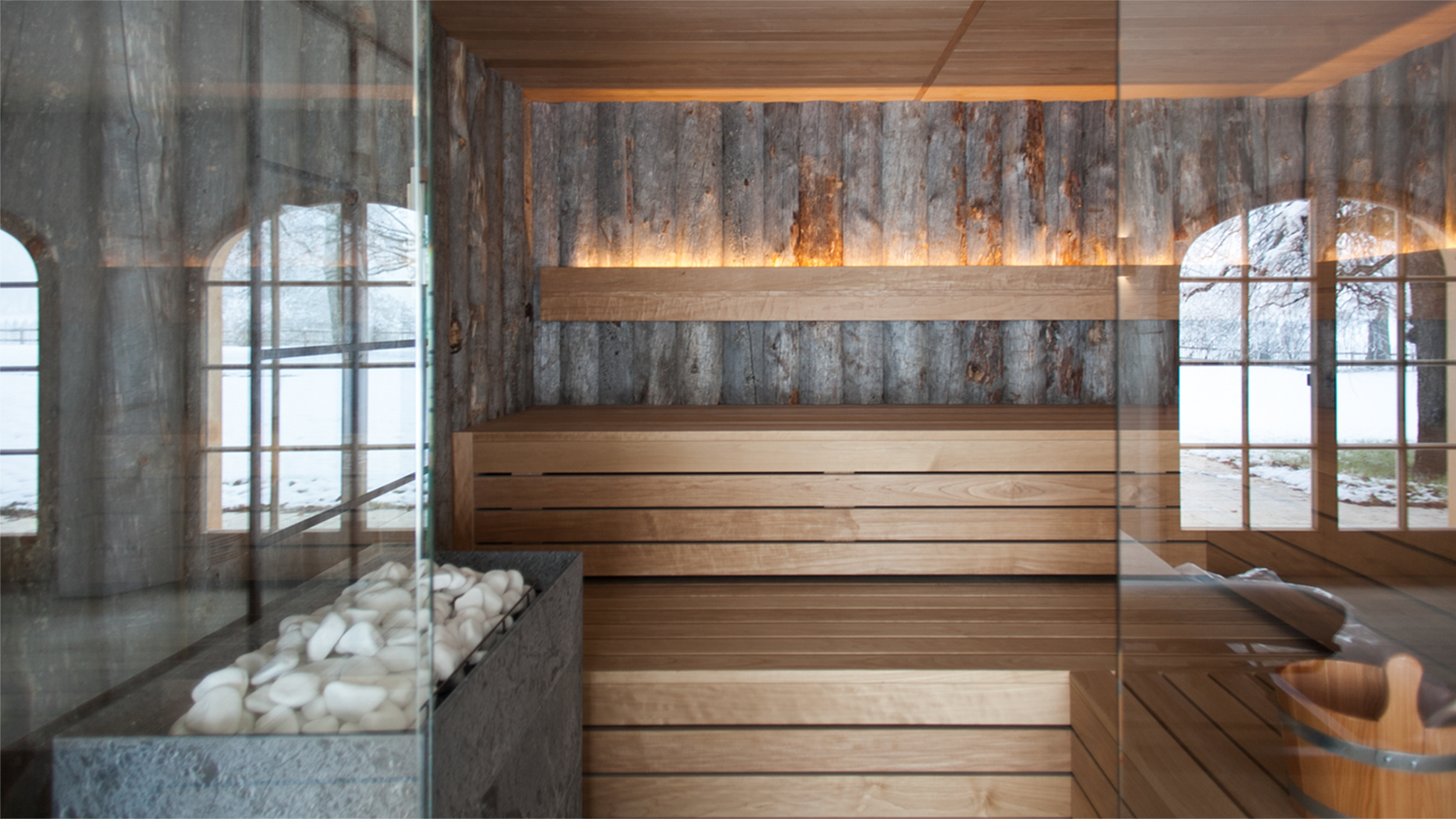 Sauna mit rauhen Holzstämme Spiegelung Bäume
